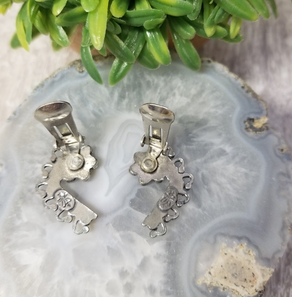 Vintage Sancrest R faux turquoise and silvertone clip earrings - Picture 4 of 7